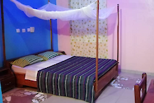 Doppelbett mit Moskitonetz
