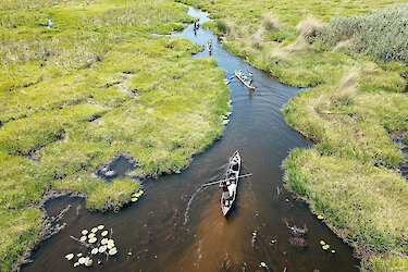 Luftaufnahme einer Mokoro-Exkursion durch das Okavangodelta
