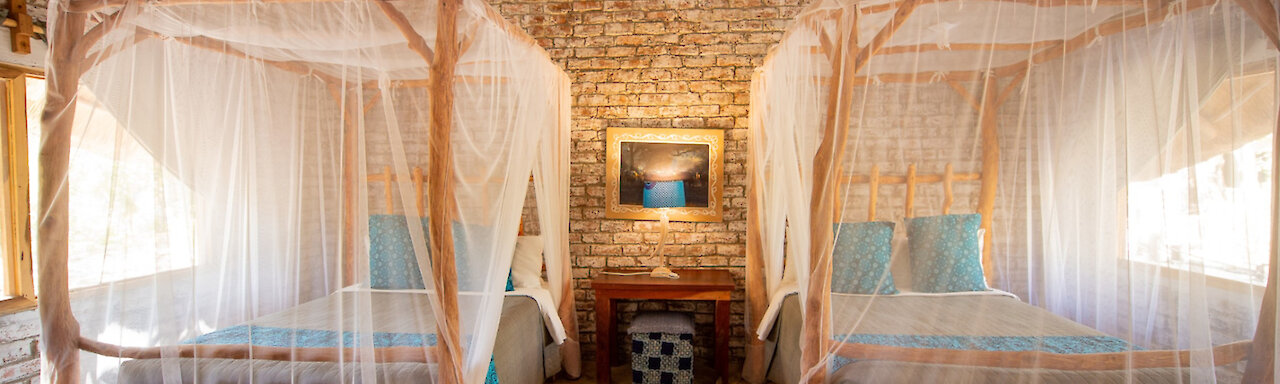 Schlafzimmer mit zwei Himmelbetten