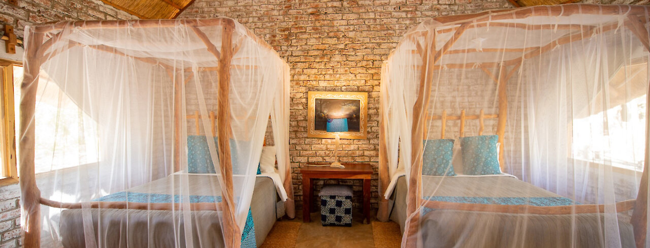 Schlafzimmer mit zwei Himmelbetten