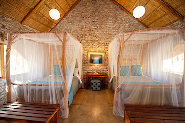 Schlafzimmer mit zwei Himmelbetten