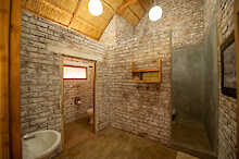 Badezimmer mit Dusche