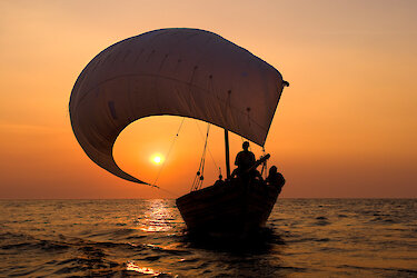 Segelschiff im Sonnenuntergang