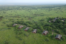 Luftaufnahme der Landschaft um das Elerai Camp