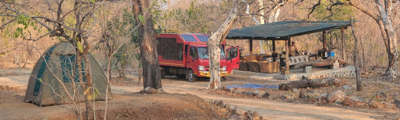 Kuppelzelt und überdachte Kochstelle der Chinguni Campsite