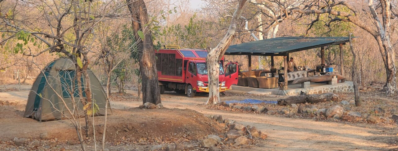 Kuppelzelt und überdachte Kochstelle der Chinguni Campsite