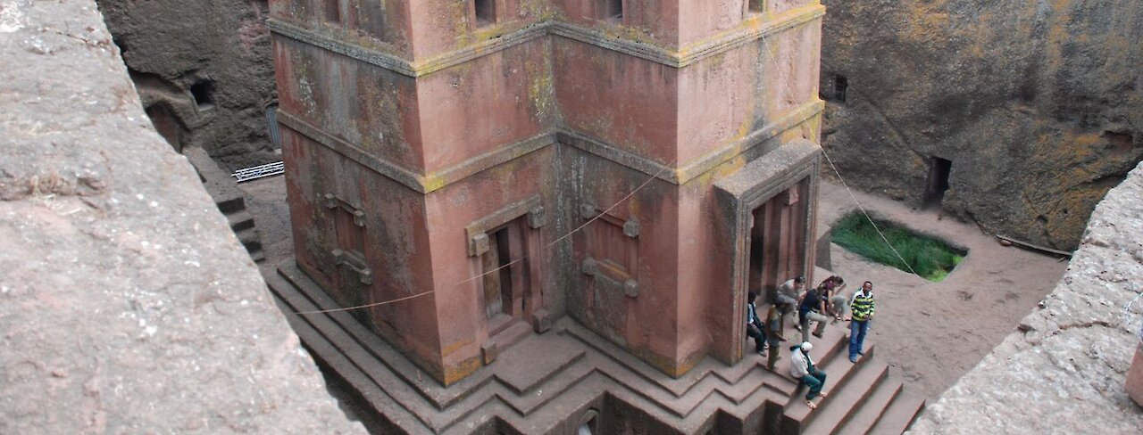 Seitenansicht auf die Felsenkirche von Lalibela