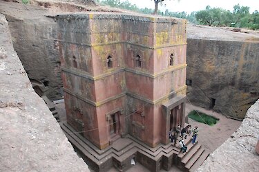 Seitenansicht auf die Felsenkirche von Lalibela