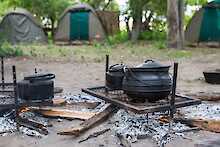 Kochstelle mit Töpfen im Camp