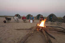 Lagerfeuer am Strand vor den Zelten