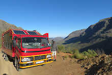 Frontansicht des Safari Trucks in den Bergen