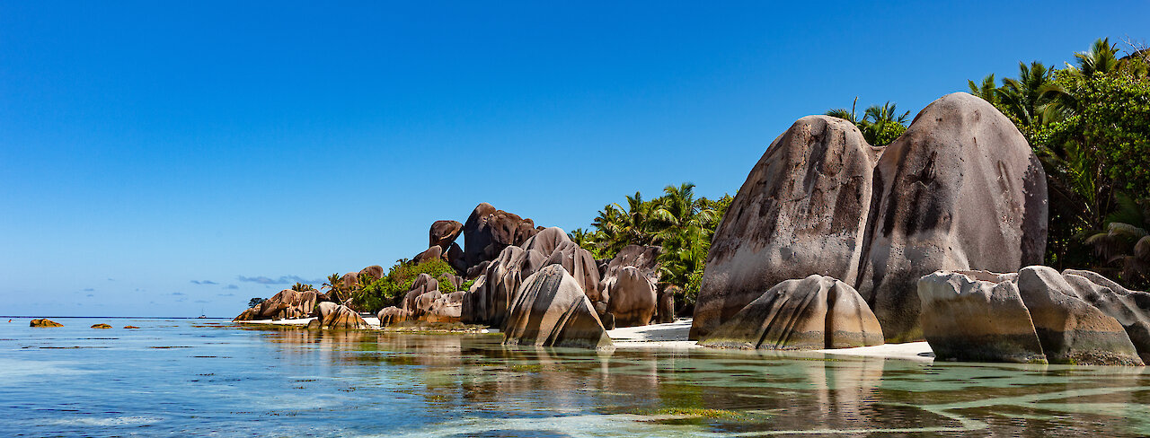 Granitfelsen im Wasser am Anse d'Argent
