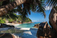 kleine Bucht mit Palmen am Anse Patates