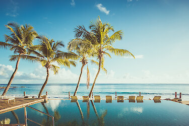 Pool mit Blick auf das Meer des Carana Beach Hotels