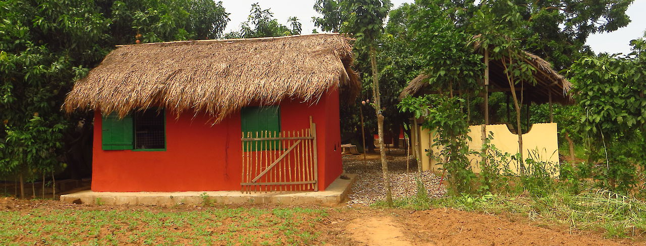 Vorderansicht der Cashew Village Lodge