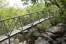 Brücke über dem Wasser bei den Kota-Wasserfällen