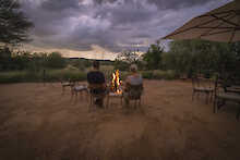 Offene Feuerstelle in der Safari Lodge