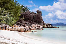 Sandstrand mit Felsen