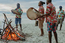 Musizierende Menschen am Strand