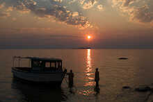Fischer beim Sonnenuntergang auf dem See