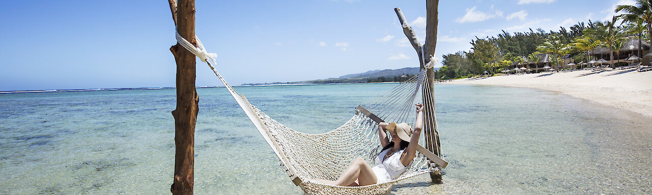 Frau in der Hängematte am Strand