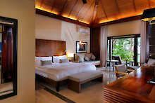 Master-Schlafzimmer in der Villa mit Gartenblick