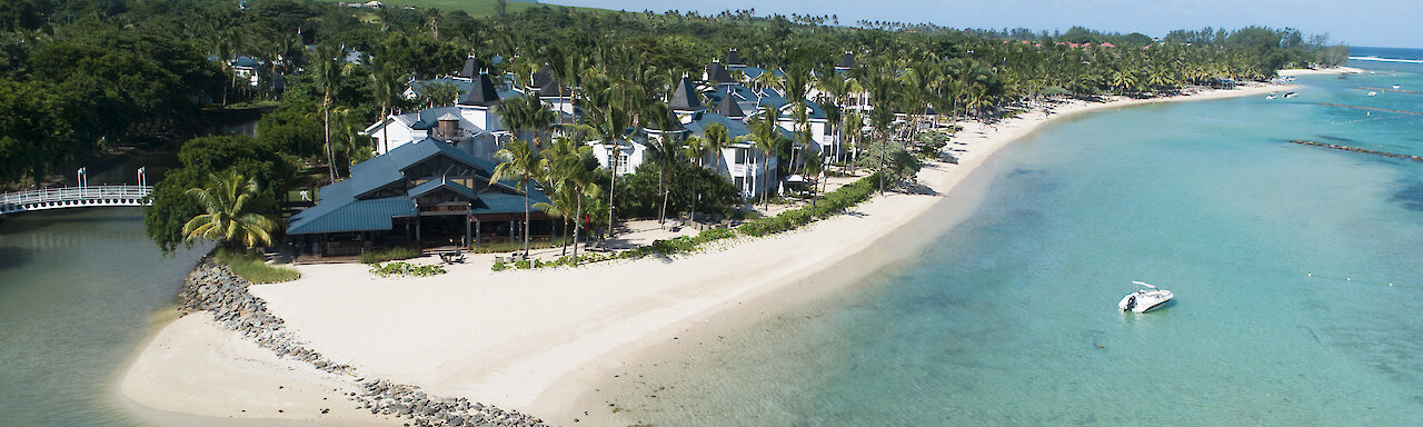Luftaufnahme vom Hotel am Strand