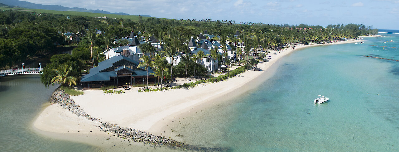 Luftaufnahme vom Hotel am Strand
