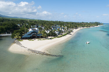 Luftaufnahme vom Hotel am Strand