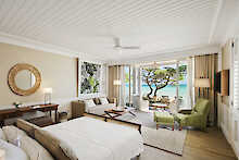 Schlafzimmer in der Suite mit Meerblick
