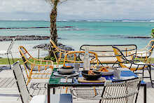Gedeckter Tisch am Strand