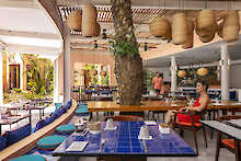 Besucherin im Restaurant