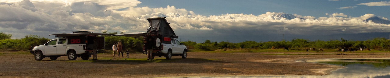 Dachzelt-Camper vor dem Kilimandscharo