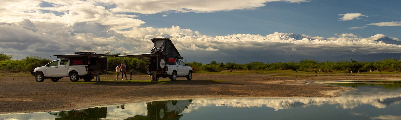 Dachzelt-Camper vor dem Kilimandscharo