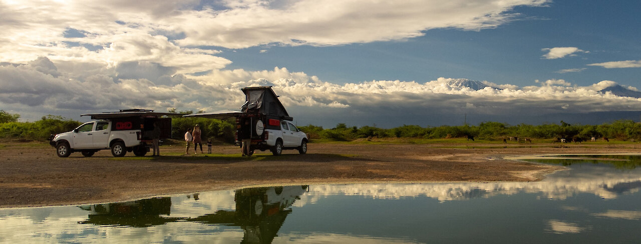 Dachzelt-Camper vor dem Kilimandscharo