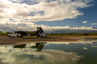 Dachzelt-Camper vor dem Kilimandscharo