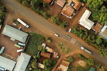 Luftaufnahme einer Straße in Moshi