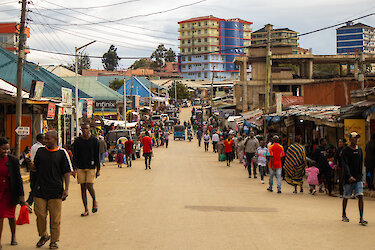 Menschen auf einer Straße in Iringa