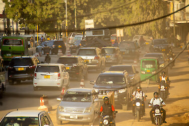 Befahrene Straße in Dar-es-Salaam