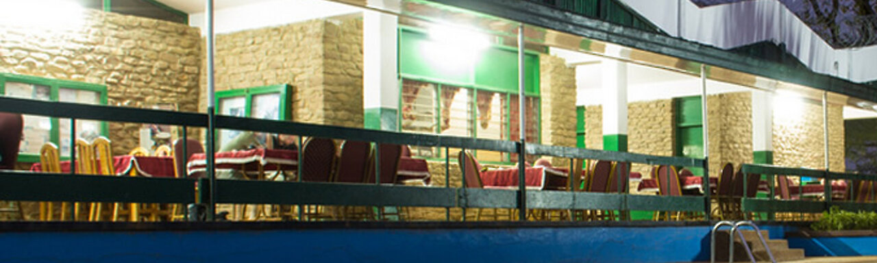 Außenansicht mit Pool vor dem Mole Motel