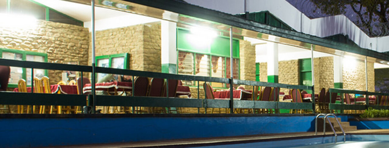 Außenansicht mit Pool vor dem Mole Motel