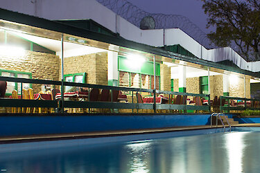 Außenansicht mit Pool vor dem Mole Motel