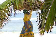 Frau am Tiwi-Strand