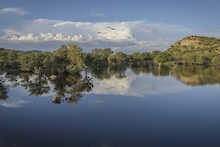 Spiegelung der Landschaft im See
