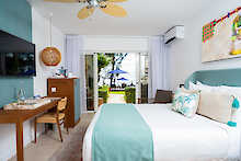 Schlafzimmer im Deluxe-Zimmer am Strand