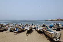 Bunte Boote am Strand