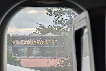 Flughafen durch Fenster
