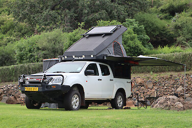 ISUZU mit aufgeklapptem Campingdach