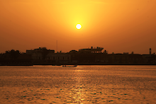 Sonnenuntergang über dem Fluss entlang von Saint-Louis
