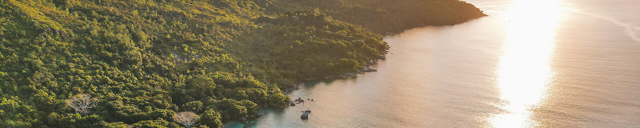 Luftaufnahme von Praslin bei Sonnenuntergang